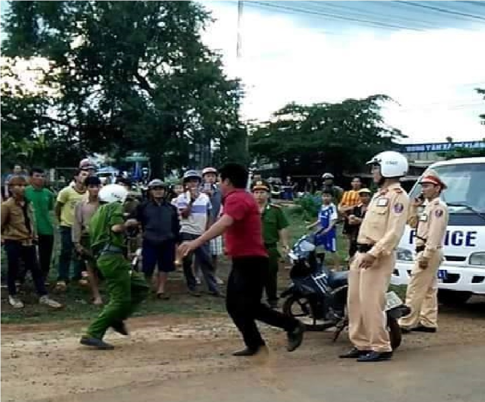 Vi phạm giao thông mang dao chém trọng thương Cảnh sát