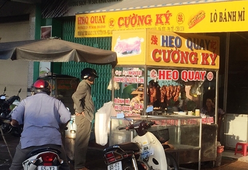 Hãi hùng phát hiện thịt heo quay ôi thiu, biến đổi màu và mùi vị 