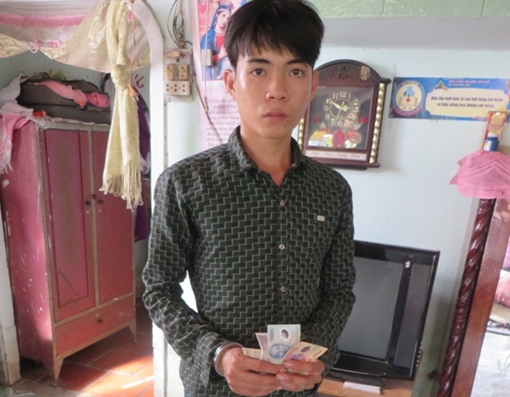 Xin nước uống rồi kề dao cướp tài sản