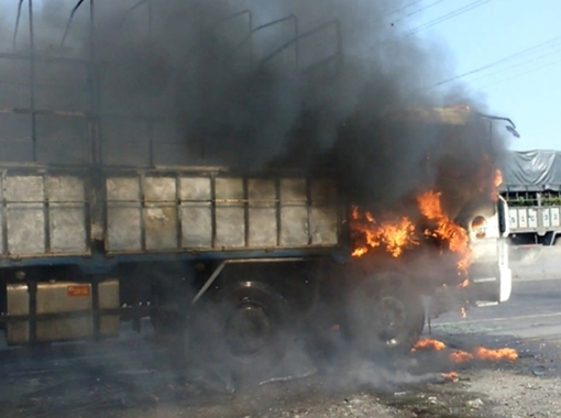 Xe tải chở thùng xốp cháy dữ dội trên quốc lộ