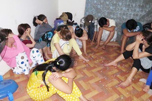 Đang đánh bạc, 4 "quí bà" bị cướp lột sạch vàng