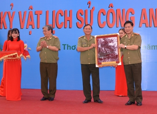 Tiếp nhận và triễn lãm “Kỷ vật lịch sử CAND” Tây Nam bộ