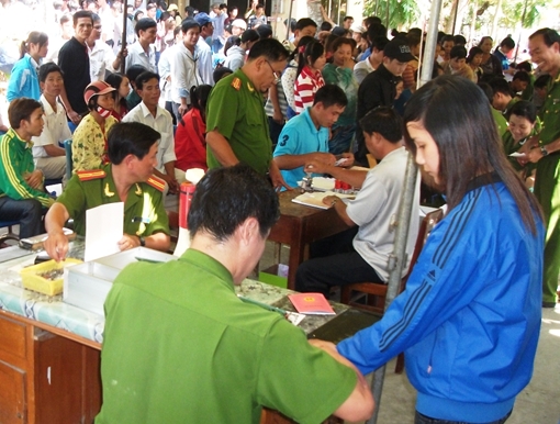 Chưa đủ tuổi lấy chồng, dùng tên chị gái để làm CMND