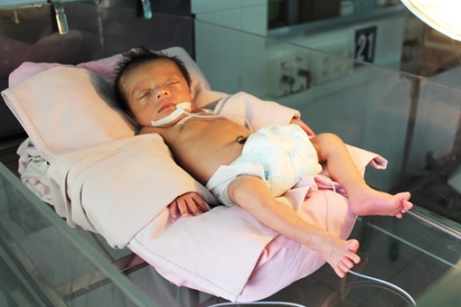 Bé trai sơ sinh bị bỏ rơi trong bệnh viện