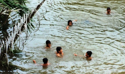 Thách bơi qua sông, 2 học sinh lớp 9 tử vong
