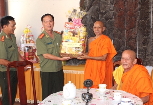 Công an TP Cần Thơ chúc tết Chôl Chnăm Thmây