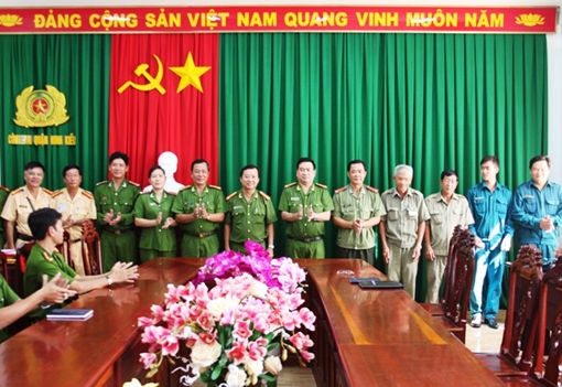  Khen thưởng vụ phát hiện đường dây làm giả bao bì nhãn hiệu sản phẩm