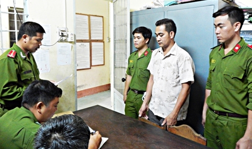 Bắt giam 2 công nhân trộm 132 đôi giày Converse