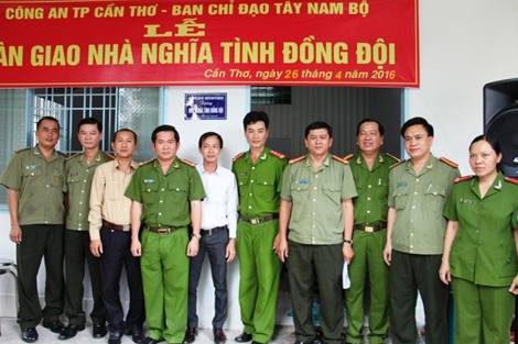 Công an TP Cần Thơ trao 2 căn nhà nghĩa tình đồng đội