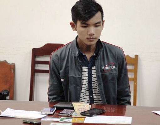 Nam sinh viên quay clip 17 nữ sinh tắm để... tống tiền