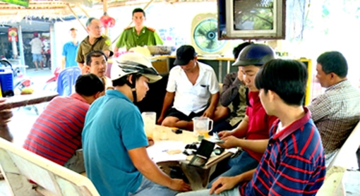 Bắt quả tang 19 đối tượng từ thành phố kéo nhau xuống miệt vườn đánh bạc