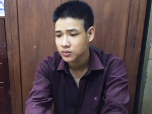 Tài xế taxi mưu trí chốt cửa khóa tên cướp nguy hiểm trong xe