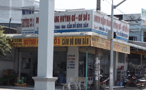 Chủ tiệm vàng báo bị đánh tráo hơn 6 nghìn USD