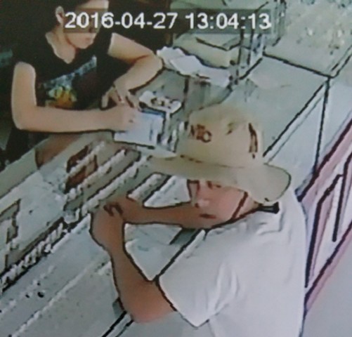 Chủ tiệm vàng té ngửa khi bị đối tượng đánh tráo cả ngàn USD ngay trước camera an ninh