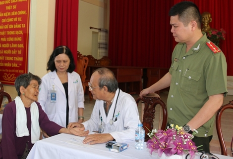 Báo CAND tặng quà, cấp phát thuốc miễn phí cho người nghèo TP Cần Thơ