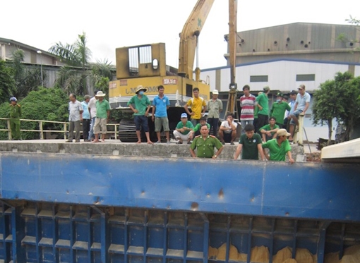 Điều khiển xe cuốc vô tình va cần cẩu làm chết người