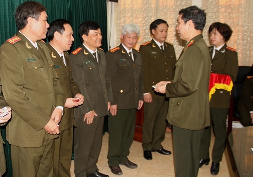 Trao thẻ nhà báo cho 119 phóng viên Báo Công an nhân dân