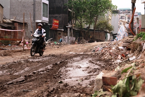 Có một con đường khốn khổ giữa thủ đô Hà Nội