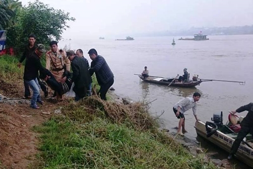 CSGT cứu nam thanh niên nhảy cầu Chương Dương tự tử 