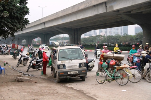 Chợ “di động” hoạt động bát nháo trên lòng đường Nguyễn Xiển