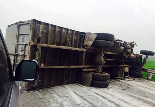 Hai ô tô tải lật nghiêng, cao tốc Pháp Vân – Cầu Giẽ ùn tắc 10km