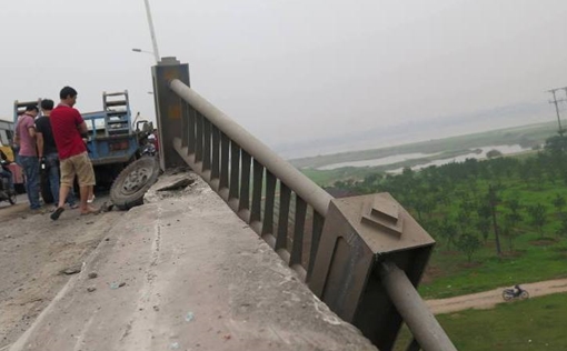 Xe tải làm xiếc rồi "thổi bay" 20m lan can cầu Vĩnh Hội 