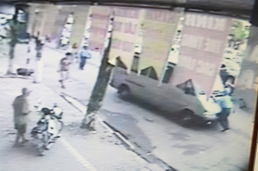 Thanh tra giao thông "đánh đu" gần 1km trên cần gạt nước trước đầu xe khách vi phạm