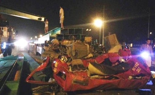 Container lập úp, hàng chục tấn thép "thổi bay" cabin