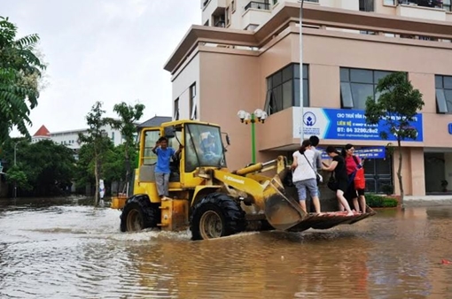Bật cười với cách di chuyển trên những tuyến đường ngập nước ở Hà Nội
