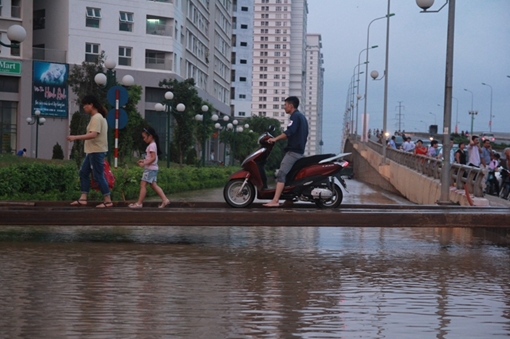 Hà Nội lắp cầu tạm qua đoạn đường bị ngập nặng