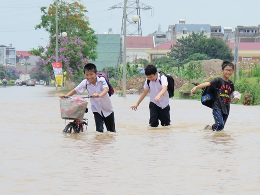 Người dân Hà Nội vẫn bị “mắc kẹt” sau trận mưa kỷ lục