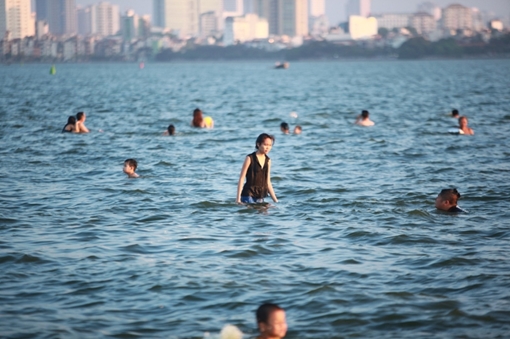 Nắng nóng, biển cấm bơi tại hồ Tây... vô tác dụng