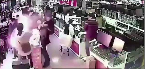 Dùng miệng kiểm tra pin iPhone, người đàn ông suýt chết