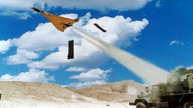 Cận cảnh tiêm kích không người lái Israel phá nát căn cứ Syria 