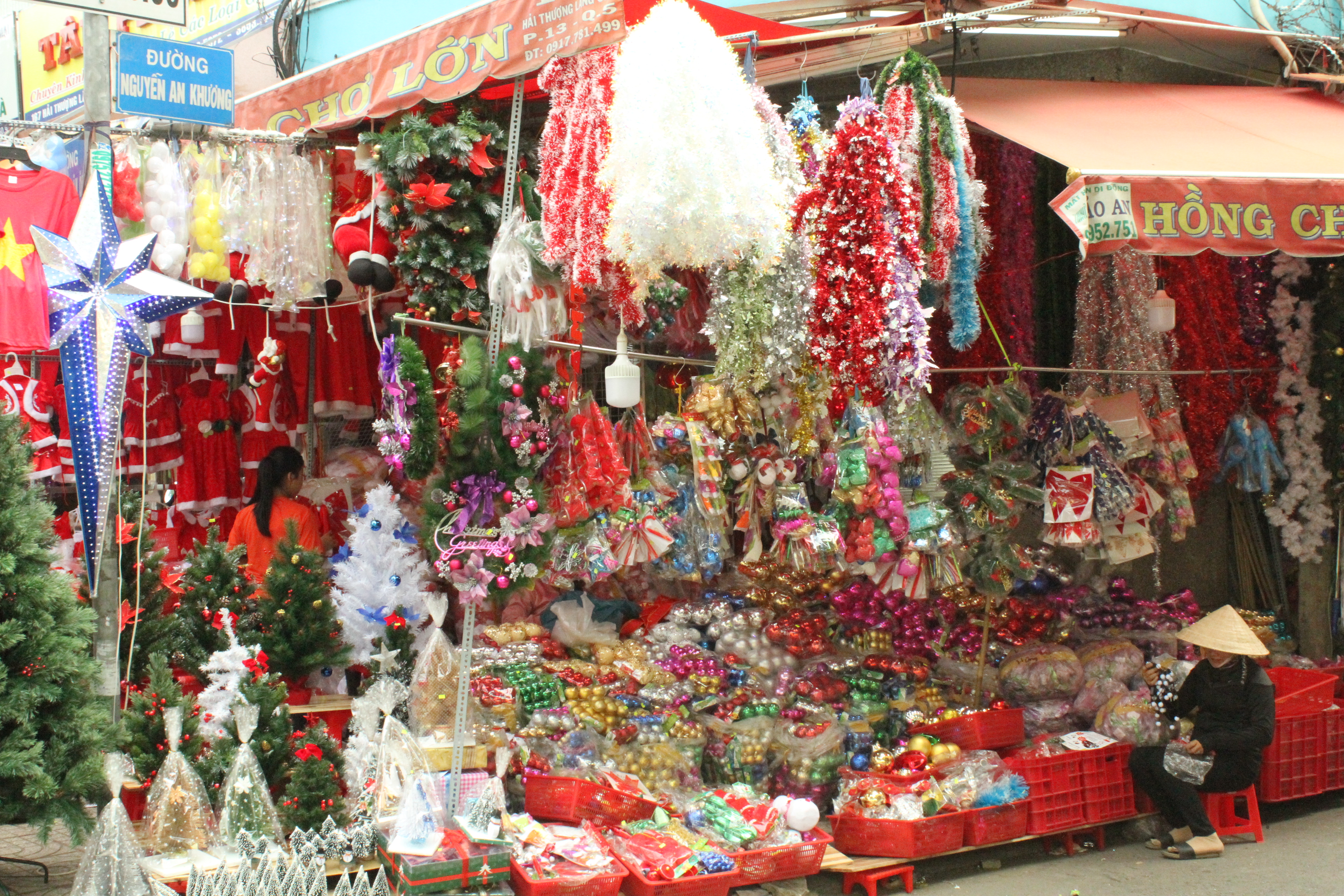 Nhộn nhịp hàng hoá phục vụ mùa Noel