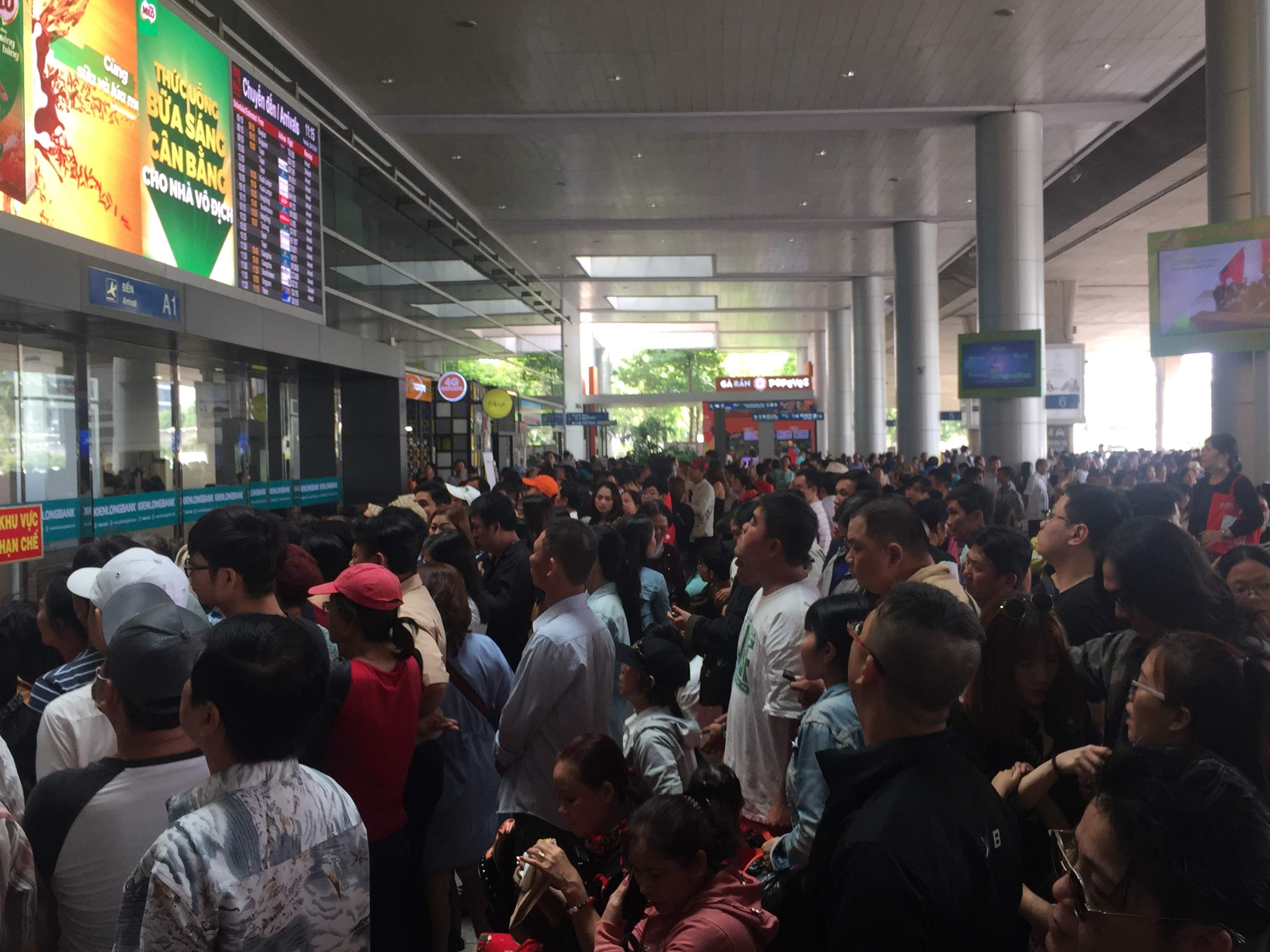 Sân bay Tân Sơn Nhất đông nghịt người đón Việt kiều về quê ăn Tết