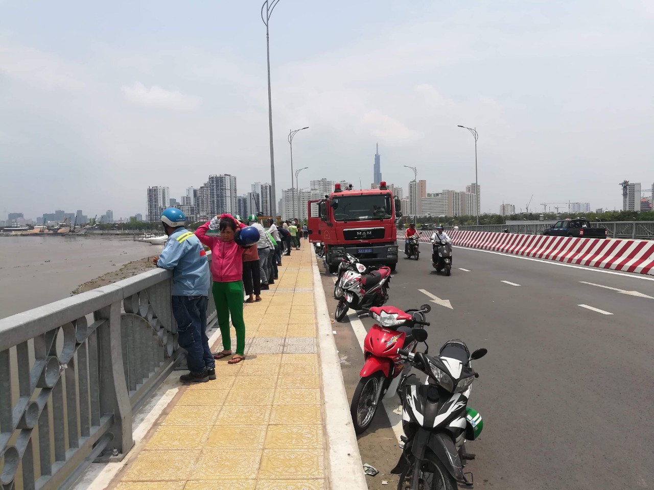 Chồng nhảy cầu tự tử trước mặt vợ