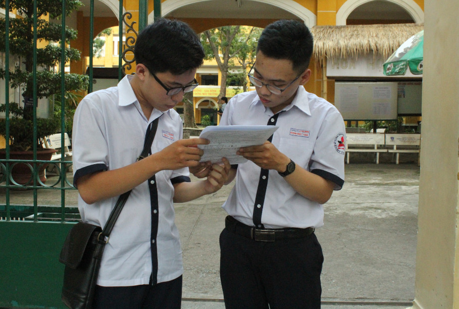Nhiều sĩ tử than khó với đề thi môn Vật lý và Sinh học