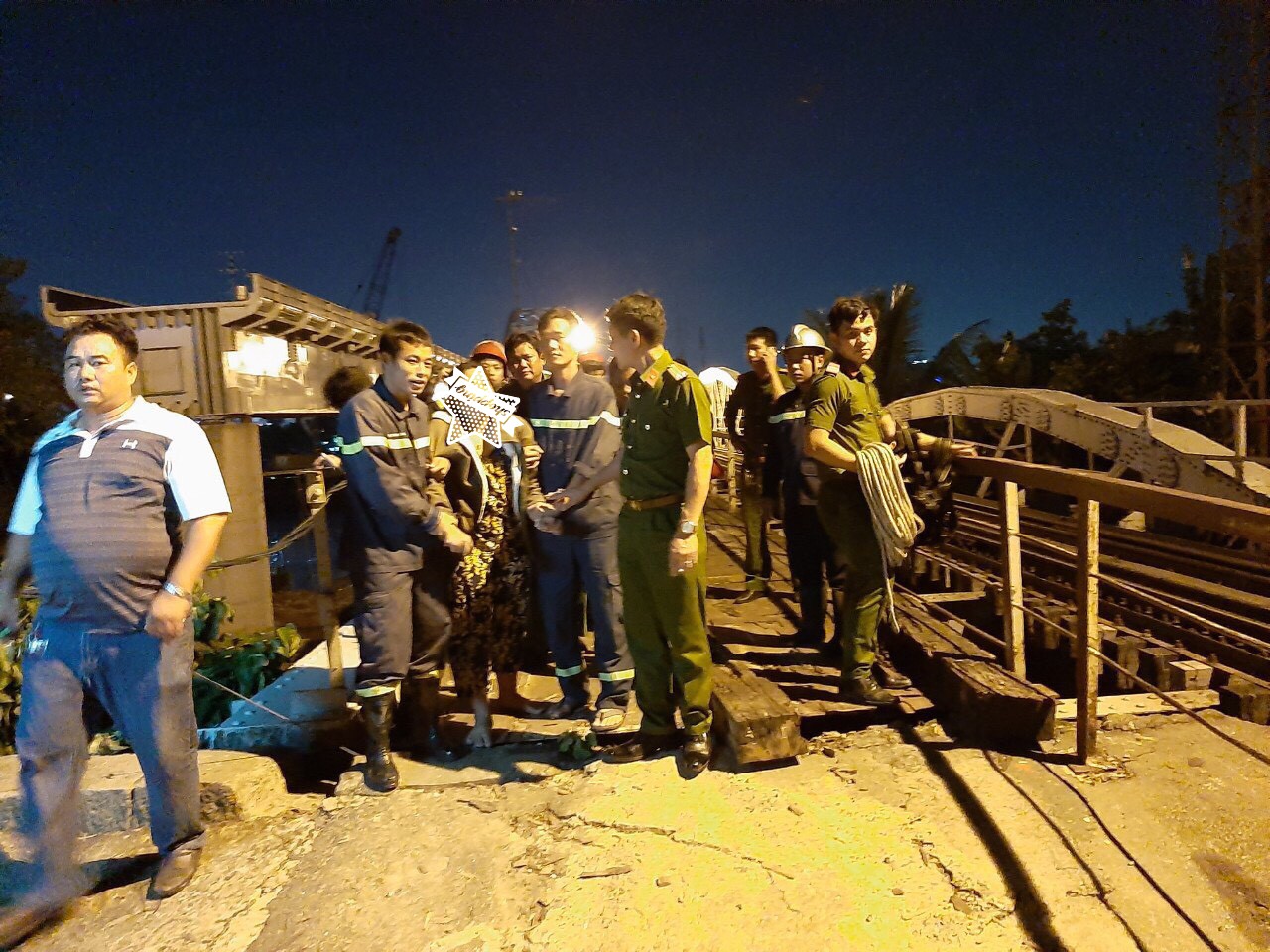 Kịp thời ngăn người phụ nữ định nhảy cầu Bình Lợi tự tử