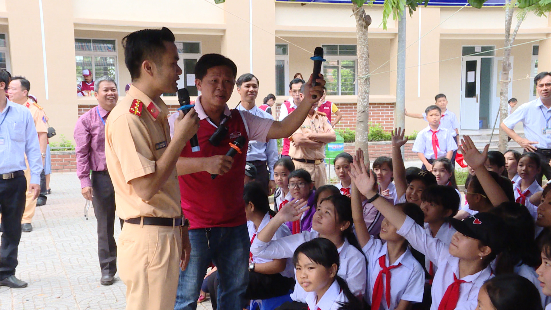 Tặng hơn 1000 mũ bảo hiểm cho học sinh