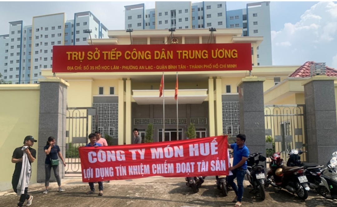 Người dân lại căng băng rôn đòi nợ chủ nhà hàng món Huế