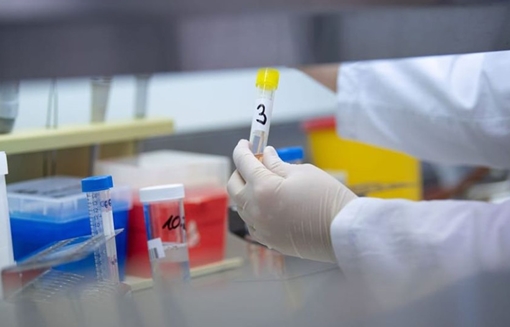 Thêm 13 người chung chuyến bay với "cô gái thứ 17" âm tính COVID-19