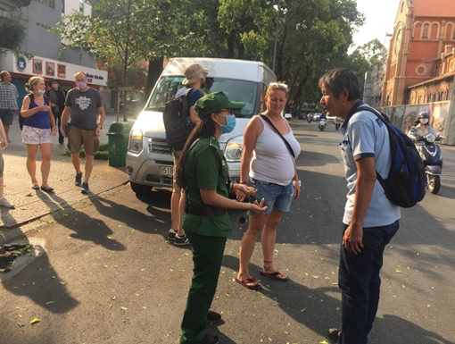 Ngày đầu tiên đeo khẩu trang bắt buộc, người đeo người không