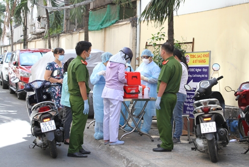 Những người được xét nghiệm ở chung cư Hòa Bình âm tính COVID-19