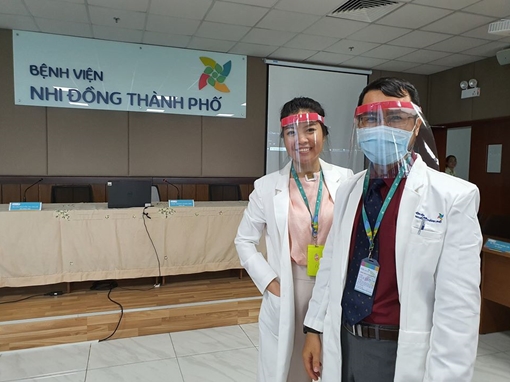 Bác sĩ làm mũ bảo hộ phòng ngừa COVID-19 chỉ 5.000 đồng