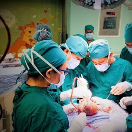 Cấp cứu kịp thời bé trai 8 tuổi bị tai nạn giao thông vỡ bàng quang