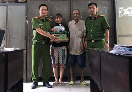 Công an phường tìm được người thân cho ông lão bị lạc