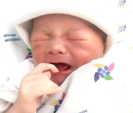 Một trẻ sơ sinh bị bỏ rơi ven đường