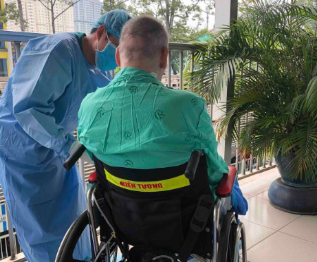 Phi công người Anh đã ngồi xe lăn tắm nắng