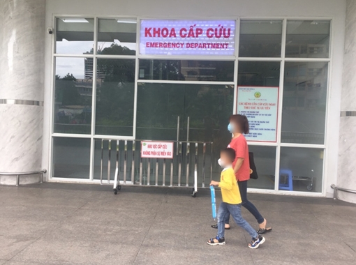 Công an xác minh nghi vấn bé trai bị mẹ dùng kéo đâm